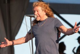 Robert Plant 200 ember előtt énekelt a barátjára emlékezve