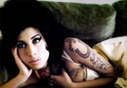 Miért éppen 27 évesen hunyt el Amy Winehouse?