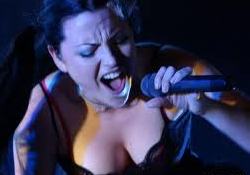 A boszorkányos Amy Lee újra csúcsra járatta zenekarát Angliában