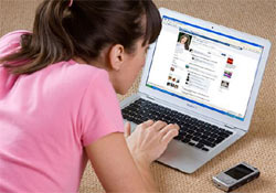 A nők hajlamosabbak a Facebook-függőségre