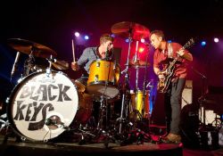 A rock és a blues óriásai tisztelegnek a fiatal The Black Keys zenekar előtt