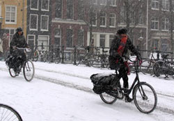 Fűtött kerékpárutakkal serkentenék a téli biciklizést Hollandiában