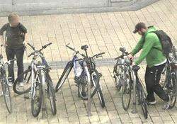  Biciklilopással tesztelték rendőrök a járókelők reagálását 