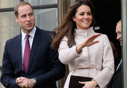 Ünneplő tömeg fogadta a Cambridge-be látogató Vilmos herceget és feleségét