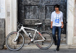 Körbekerékpározta a Földet 152 nap alatt egy brit nő