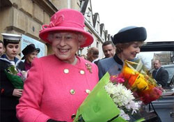 Három trónt is kapott tavaly II. Erzsébet
