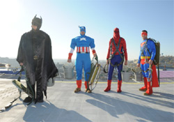 Batman, Superman, Pókember és Amerika Kapitány ablakot pucol