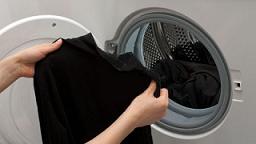 Kerüld el a fekete ruhákkal kapcsolatos mosási hibákat!