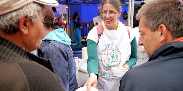 Több ezer családnak segít a krisnás Ételt az Életért Alapítvány Karácsony havában