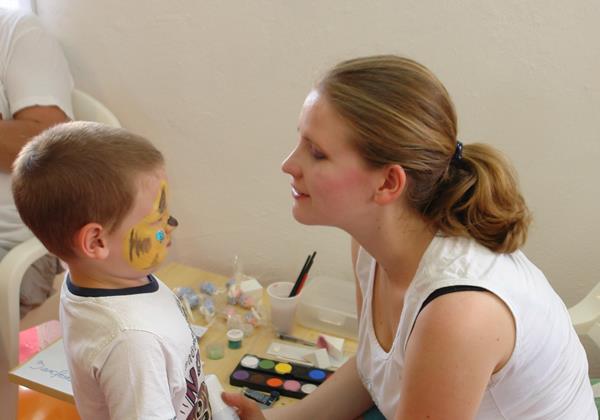 A biosminkes, a gyerekei és az arcfestékek találkozása