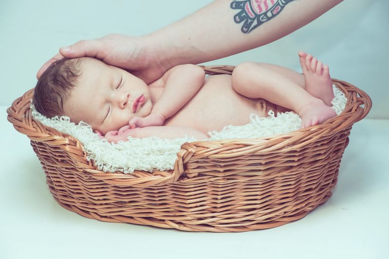 A kisbabák gyengéd simogatása fájdalomcsillapító hatású