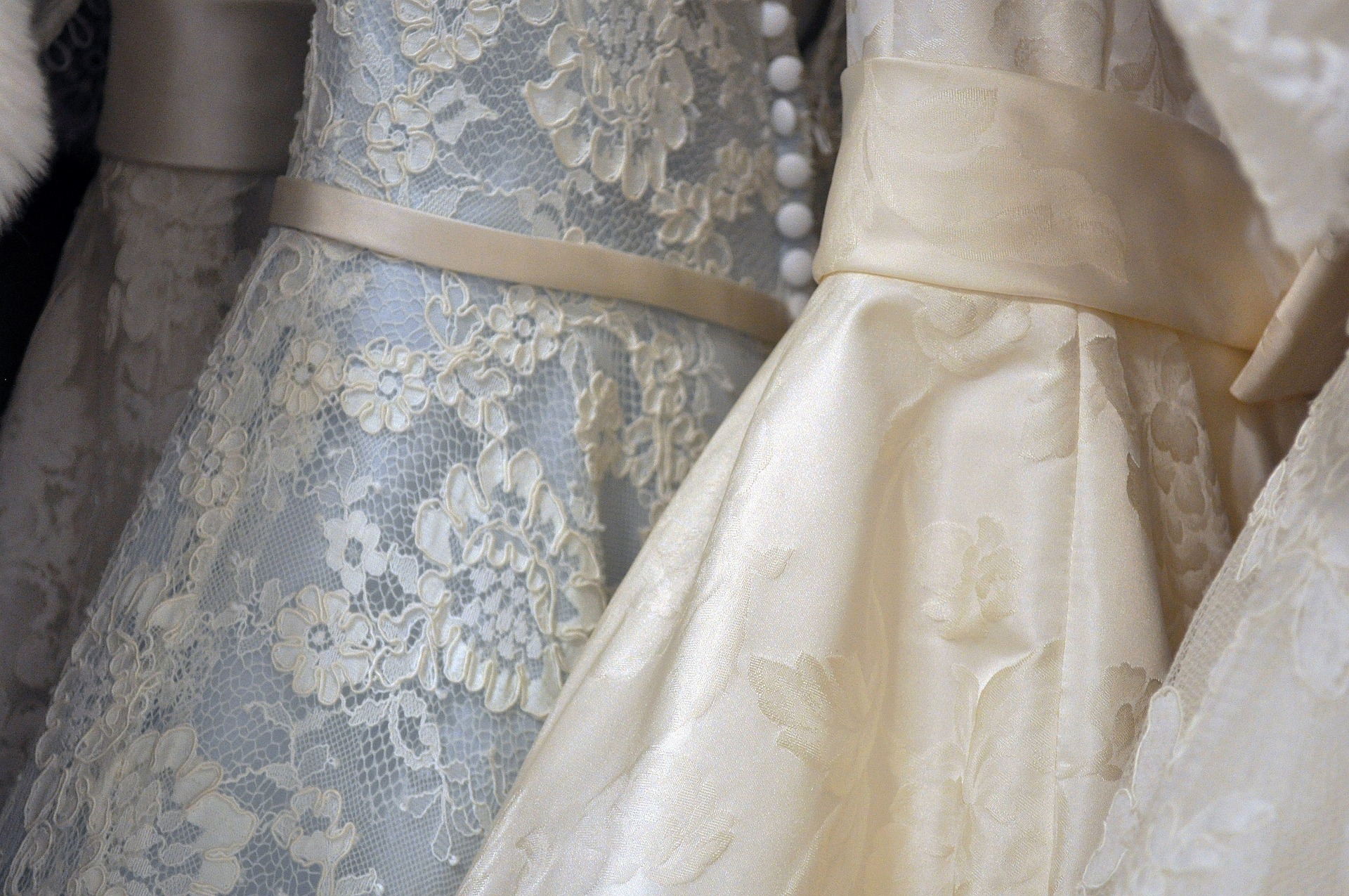 A fehér 50 árnyalata: a menyasszonyi ruhád színe és a sminked kapcsolatáról