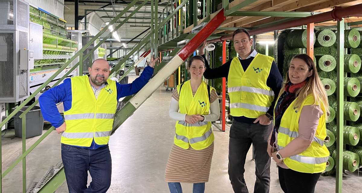 A világelső holland műfűgyárban járhatott egy magyar cég