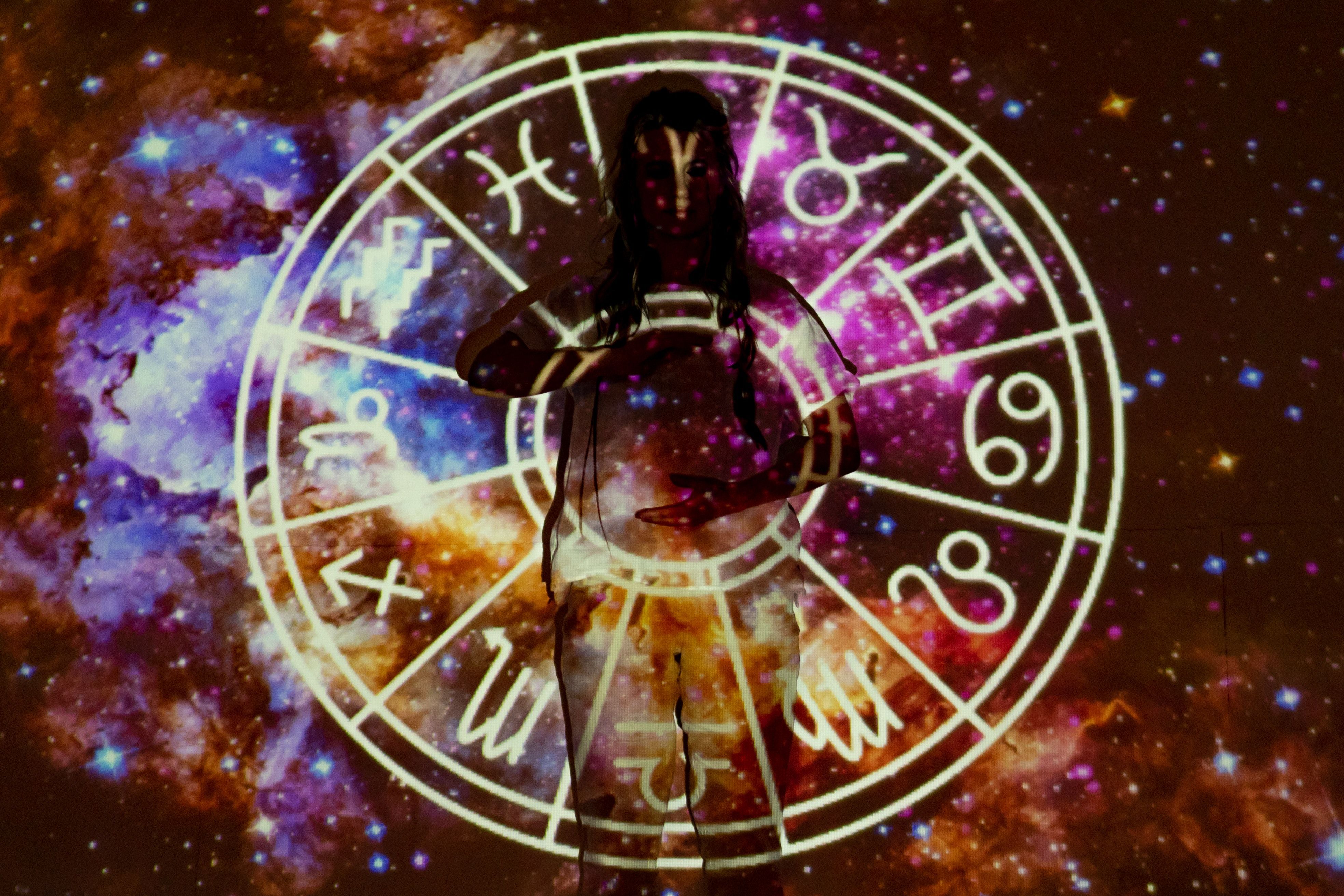 Asztrológiai szerencse: Hogyan befolyásolhatja a horoszkópod a kaszinózás élményét?