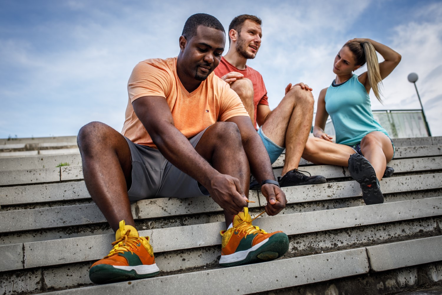 A sportcipők pszichológiája - Hogyan befolyásolja a sportos divat a nők önbizalmát?